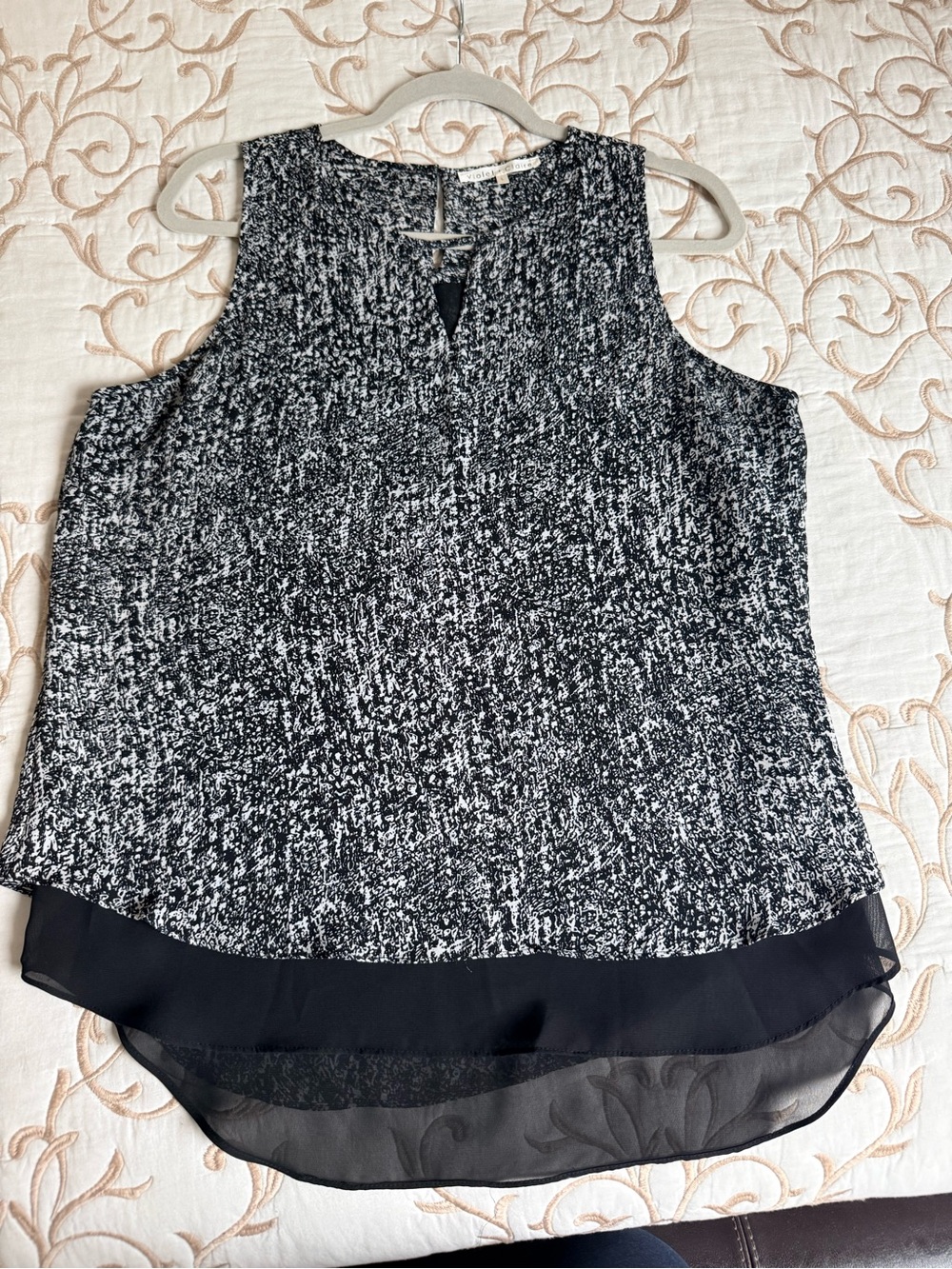 Violet & Claire Black and White Textured Sleeveless Camisole